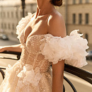 Нежное свадебное платье с декором из 3Д цветов фото