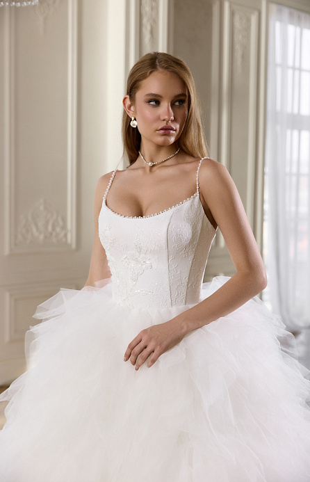 Свадебное платье с многоярусной юбкой фото