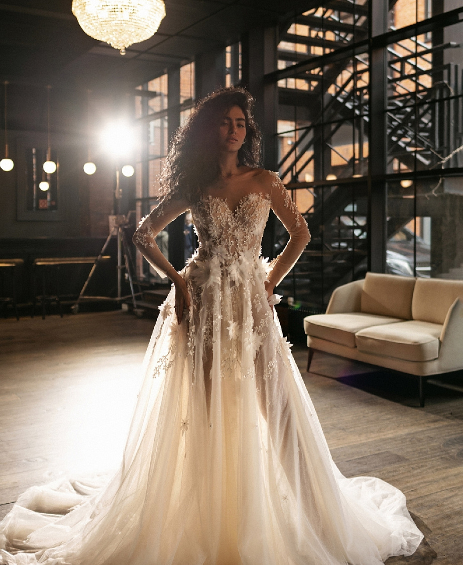 Дизайнерское свадебное платье с объемными цветами фото