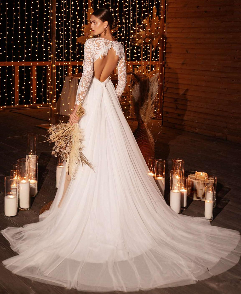 Классическое свадебное платье с v-образным вырезом фото