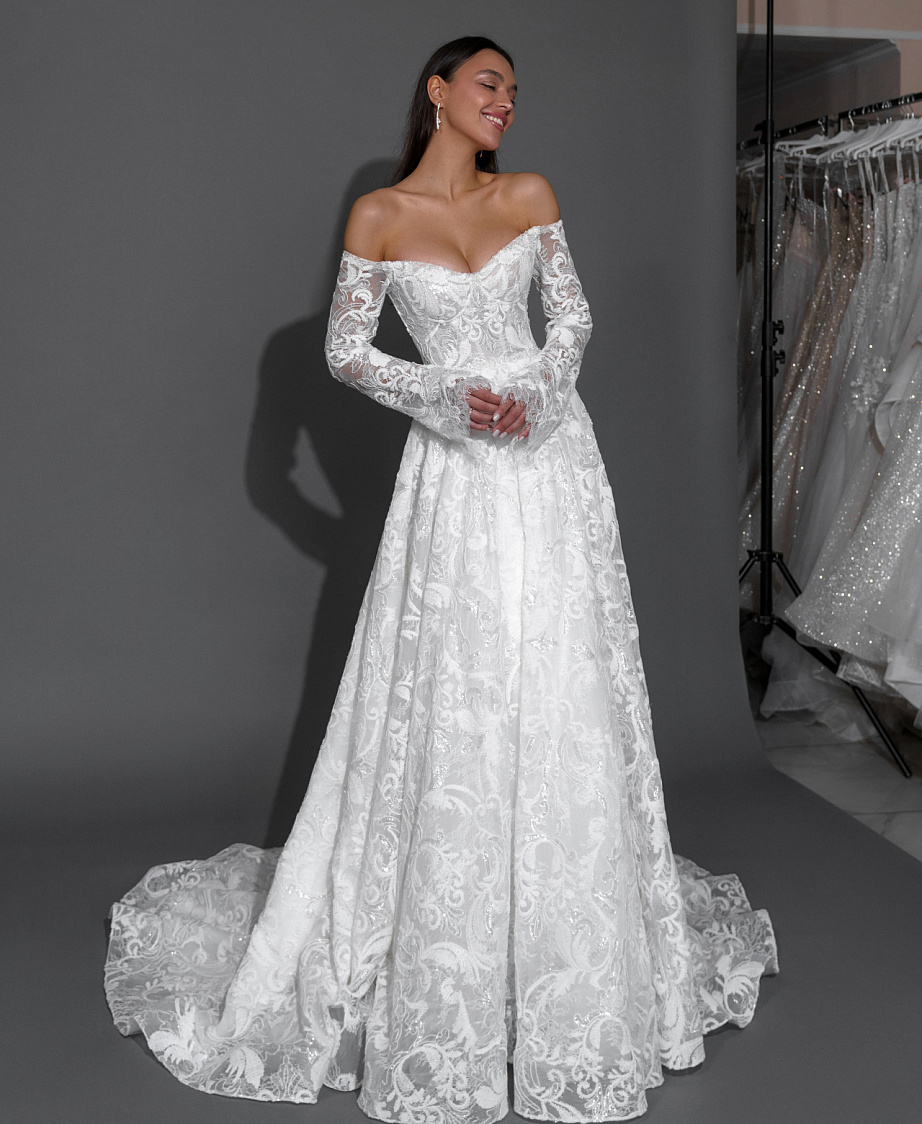 Роскошное кружевное свадебное платье с рукавами фото