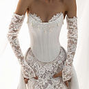 Стильный свадебный комплект с атласным корсетом и кружевной юбкой фото