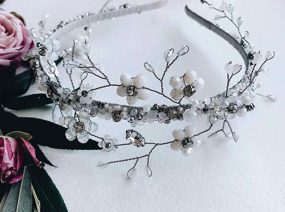 Ободок декорированный цветами фото