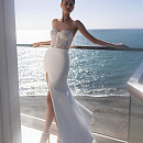 Свадебное платье с атласной юбкой и жемчужным корсетом фото