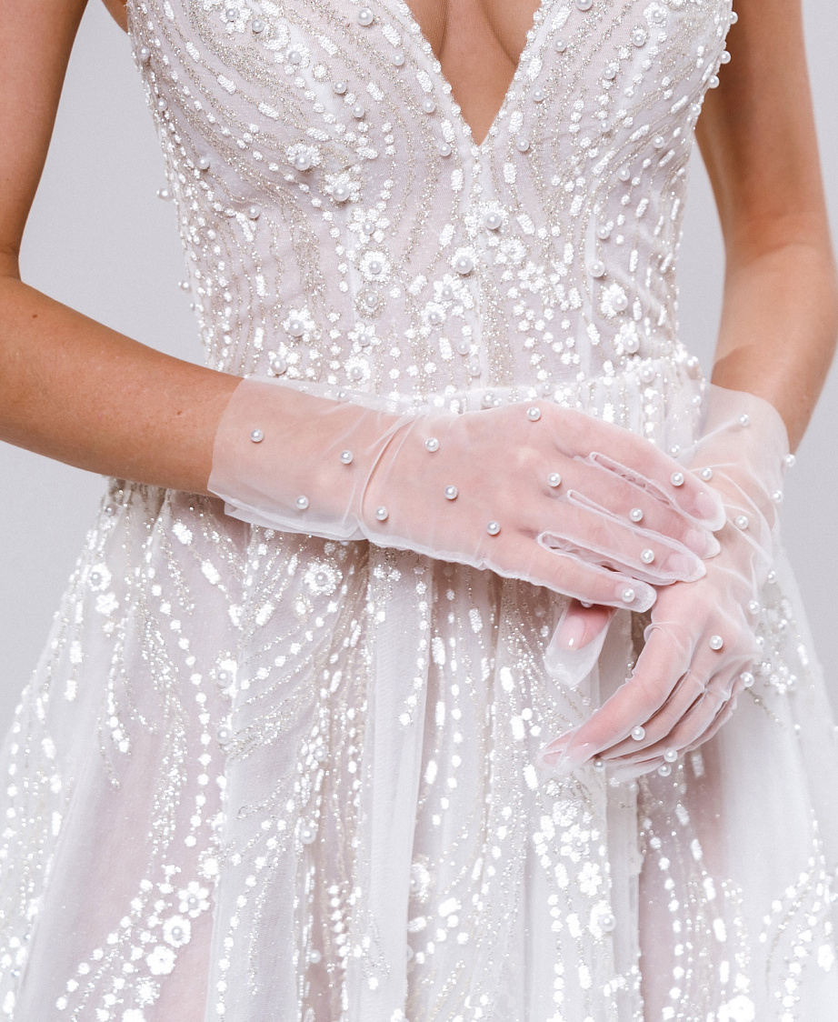 Сверкающее свадебное платье на тонких бретельках фото