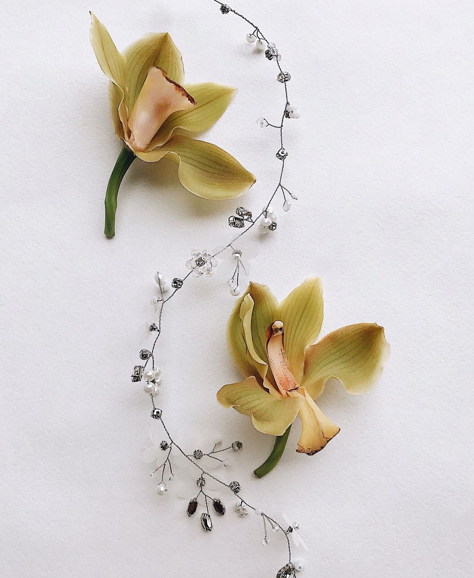 Стильное украшение веточка для свадебной прически фото