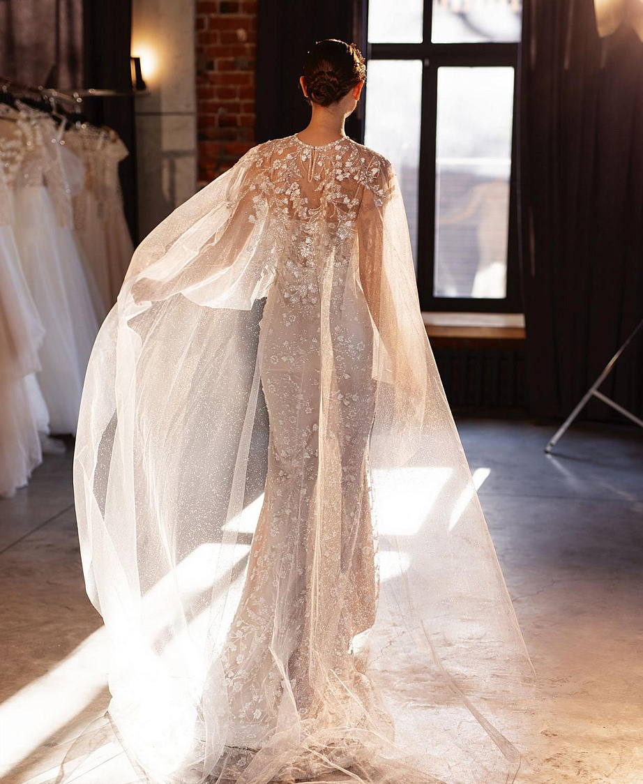 Кружевное свадебное платье рыбка с кейпом фото