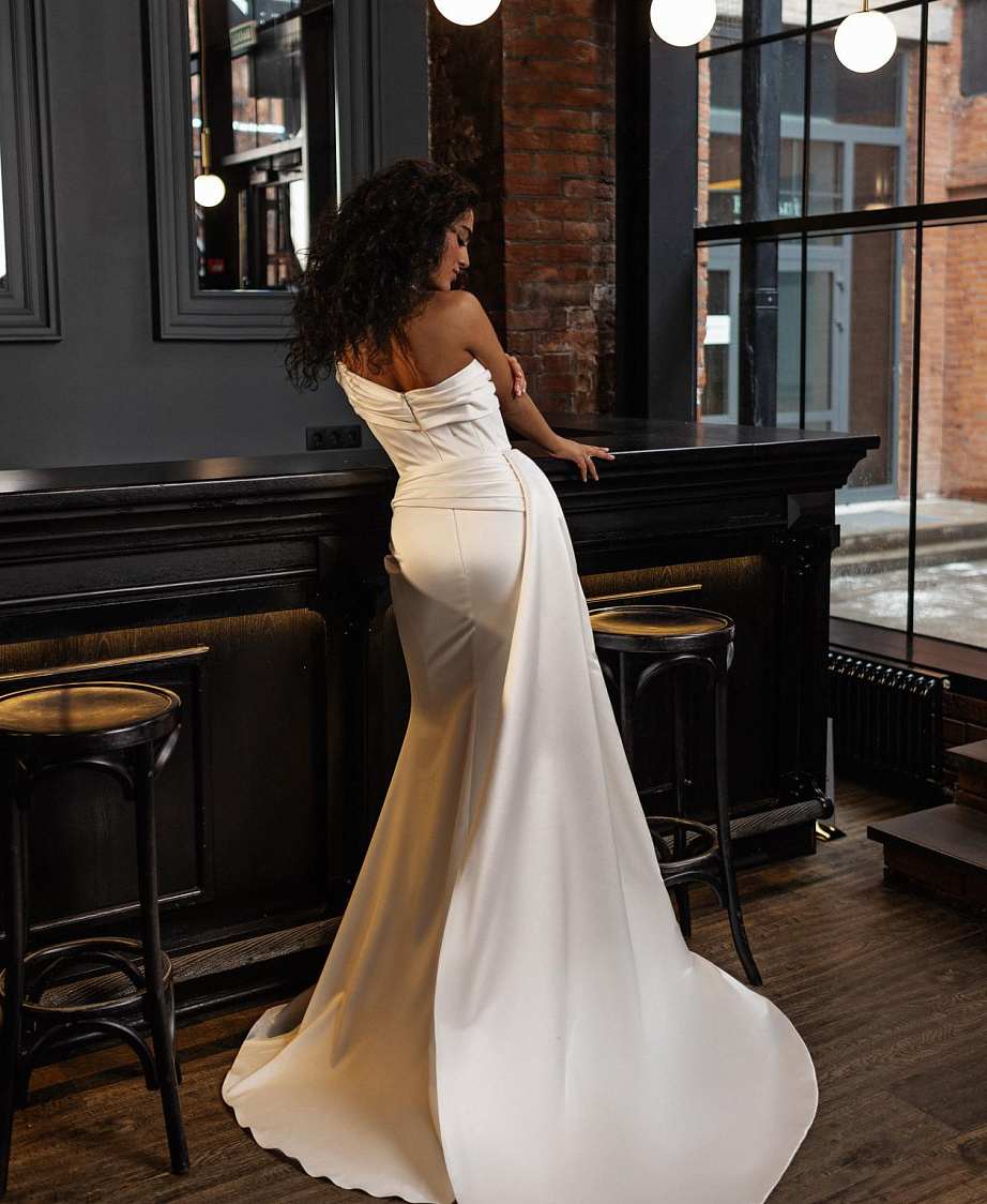 Атласное свадебное платье русалка фото