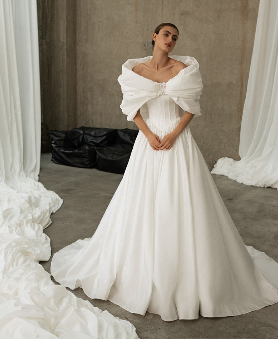 Свадебное платье принцесса с эффектным болеро фото