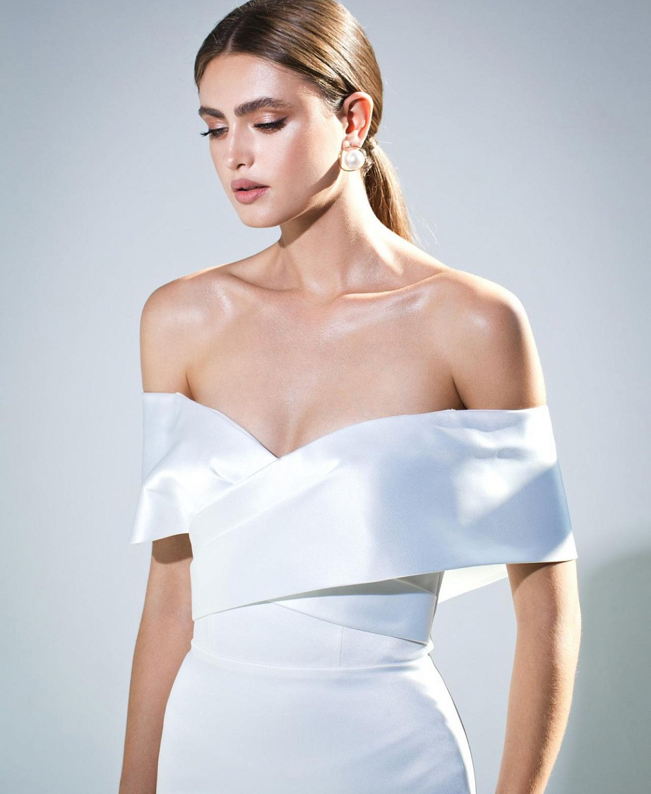 Облегающее свадебное платье со спущенными плечиками фото