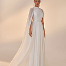 Струящееся свадебное платье с крылышками из шифона фото