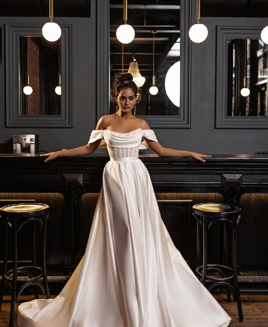 Короткое свадебное платье со съемным шлейфом фото