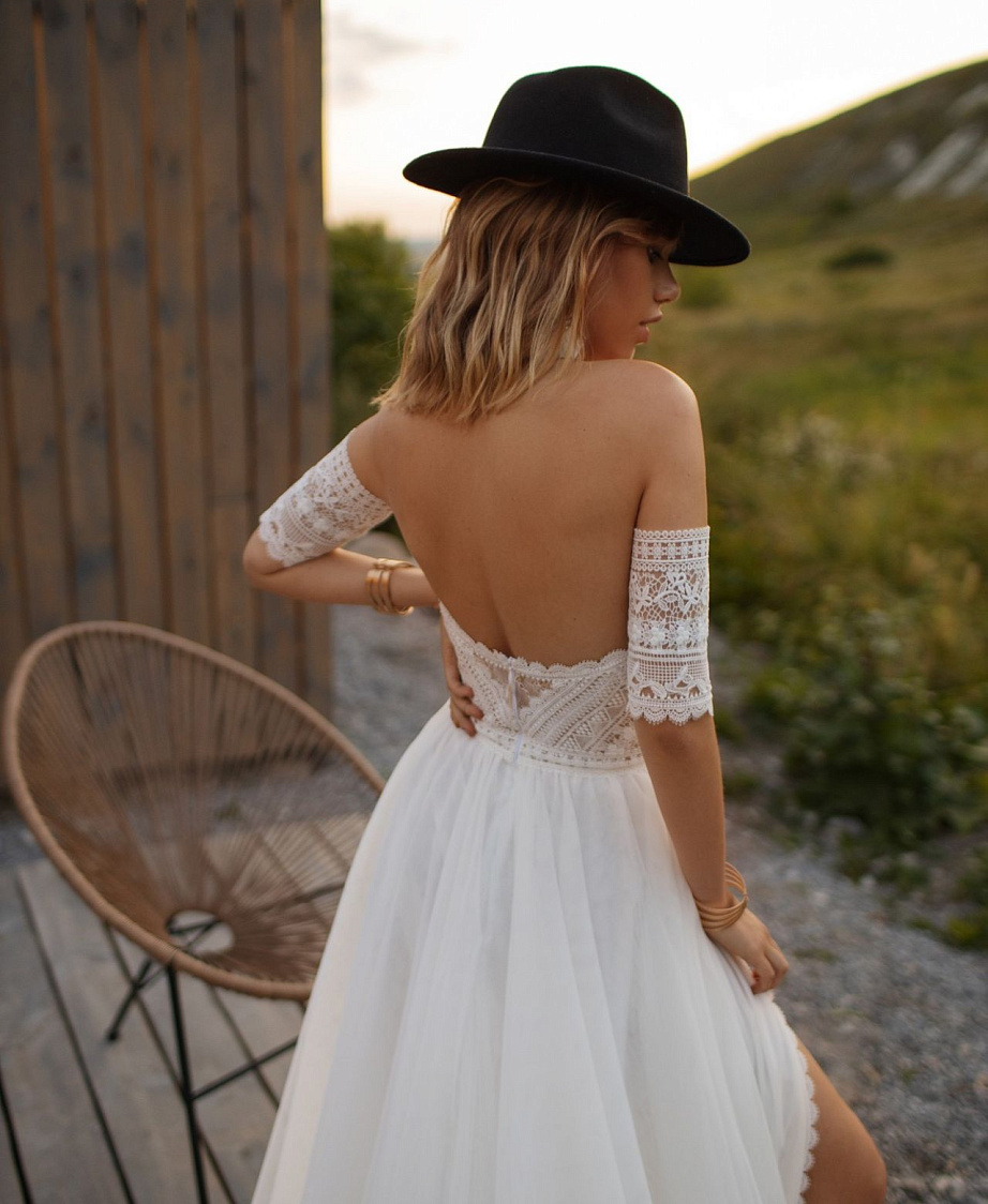 Стильное свадебное платье бохо с разрезом фото