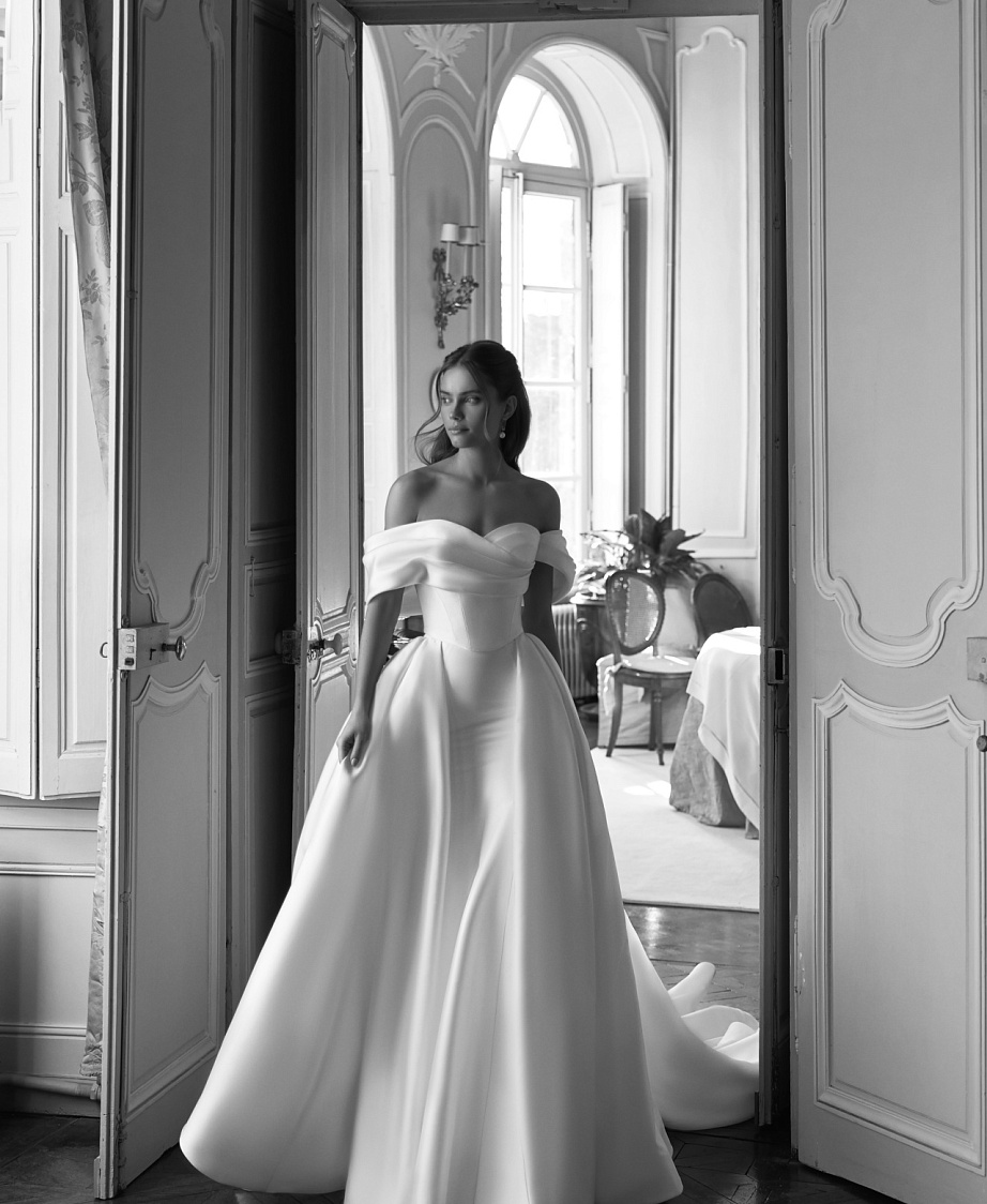 Роскошный комплект из микадо со съемным шлейфом фото