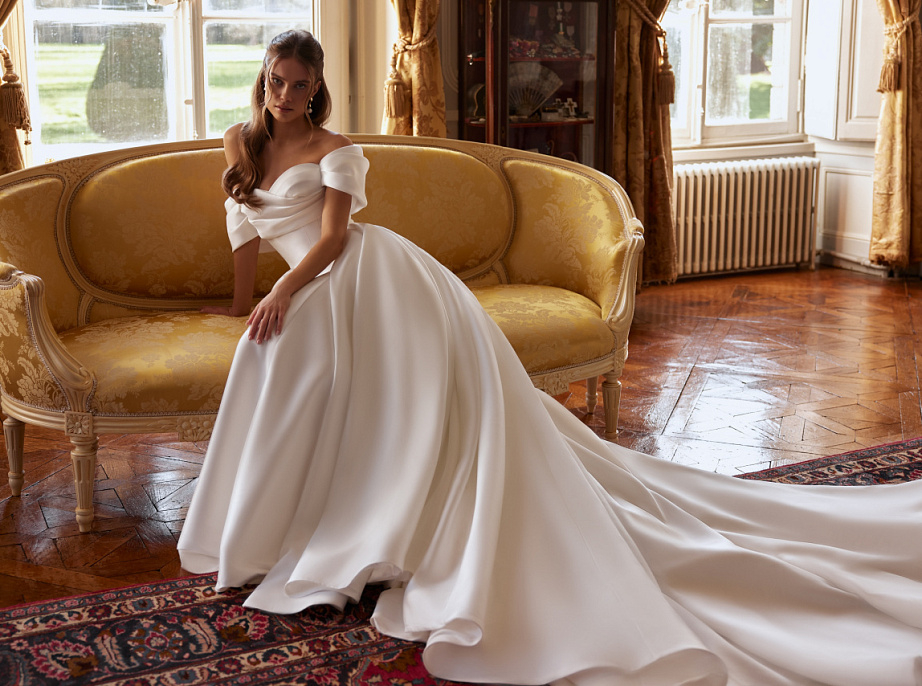 Роскошный комплект из микадо со съемным шлейфом фото