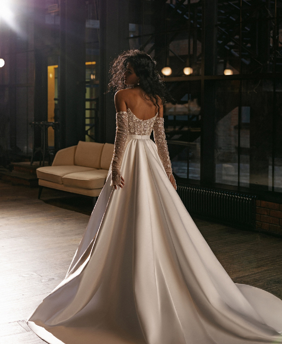 Свадебное платье мини со съемной атласной юбкой фото