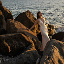 Сверкащее платье на тонких бретелях фото