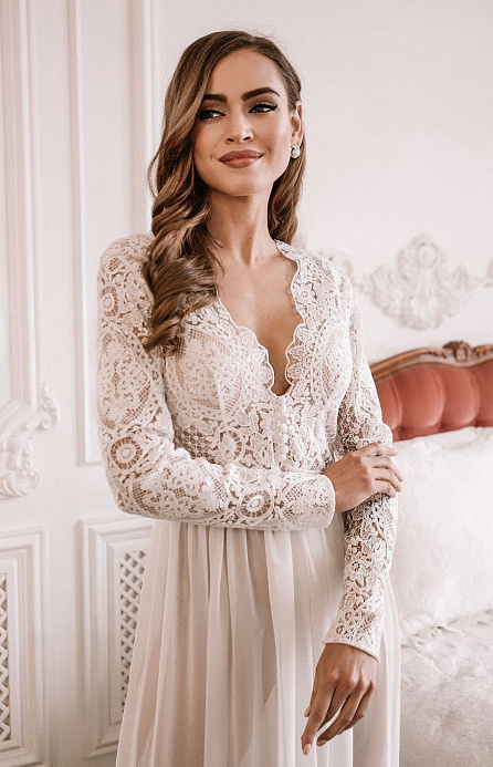 Длинный будуар с кружевными рукавчиками фото