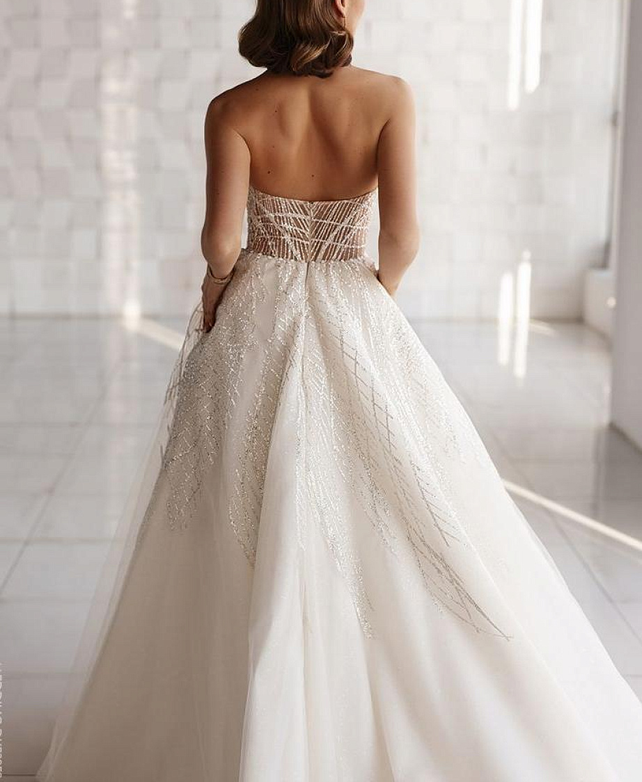 Серебряное свадебное платье с вырезом в форме сердца фото