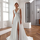 Лаконичное свадебное платье с v-вырезом фото