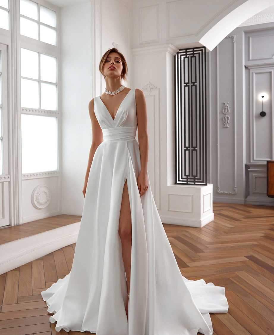 Лаконичное свадебное платье с v-вырезом фото