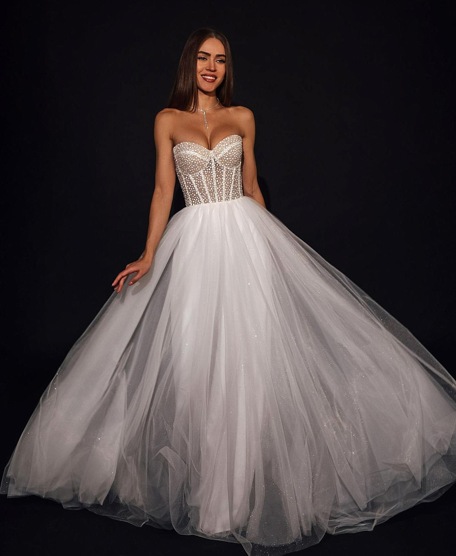 Легкое свадебное платье с корсетом и открытым верхом фото