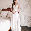 Длинный будуар с кружевными рукавчиками фото