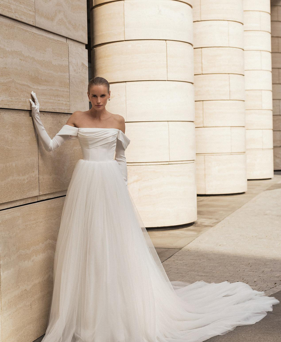 Нежное свадебное платье со шлейфом