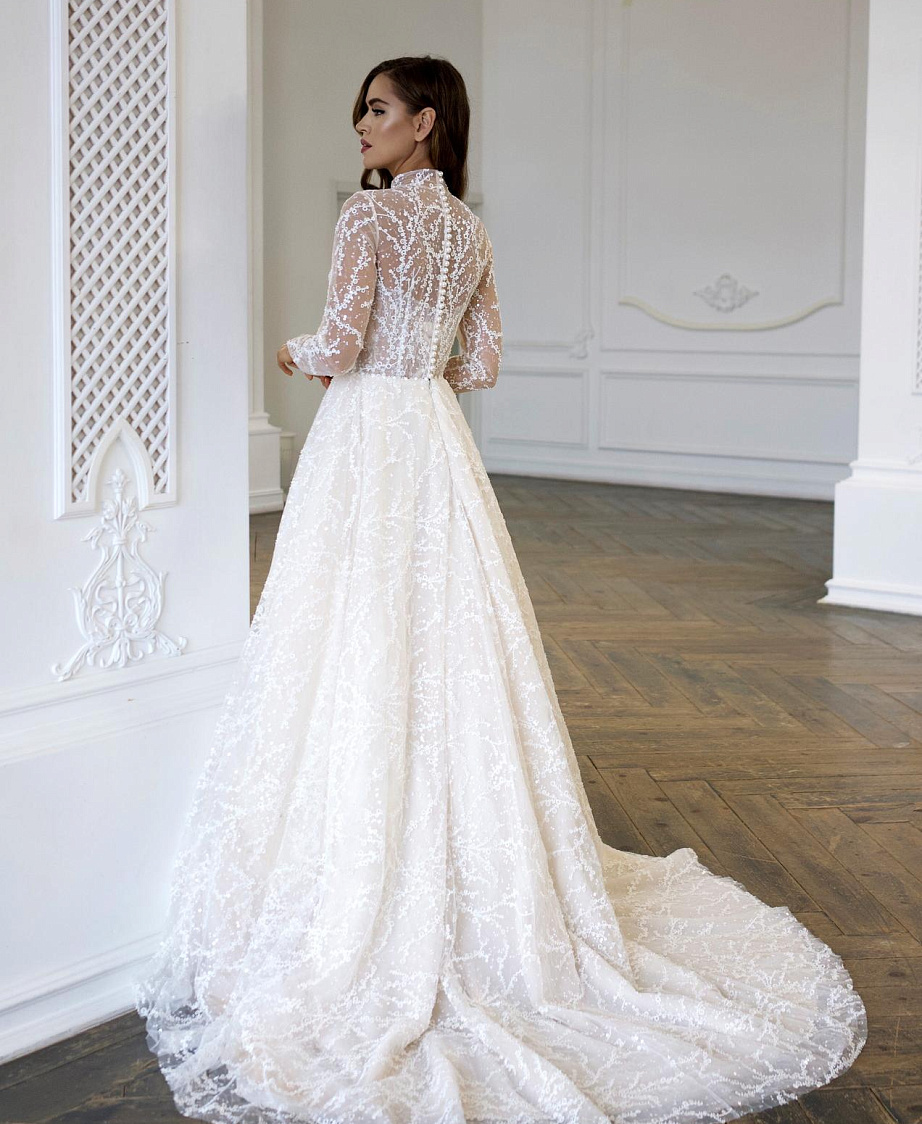 Роскошное закрытое кружевное платье фото