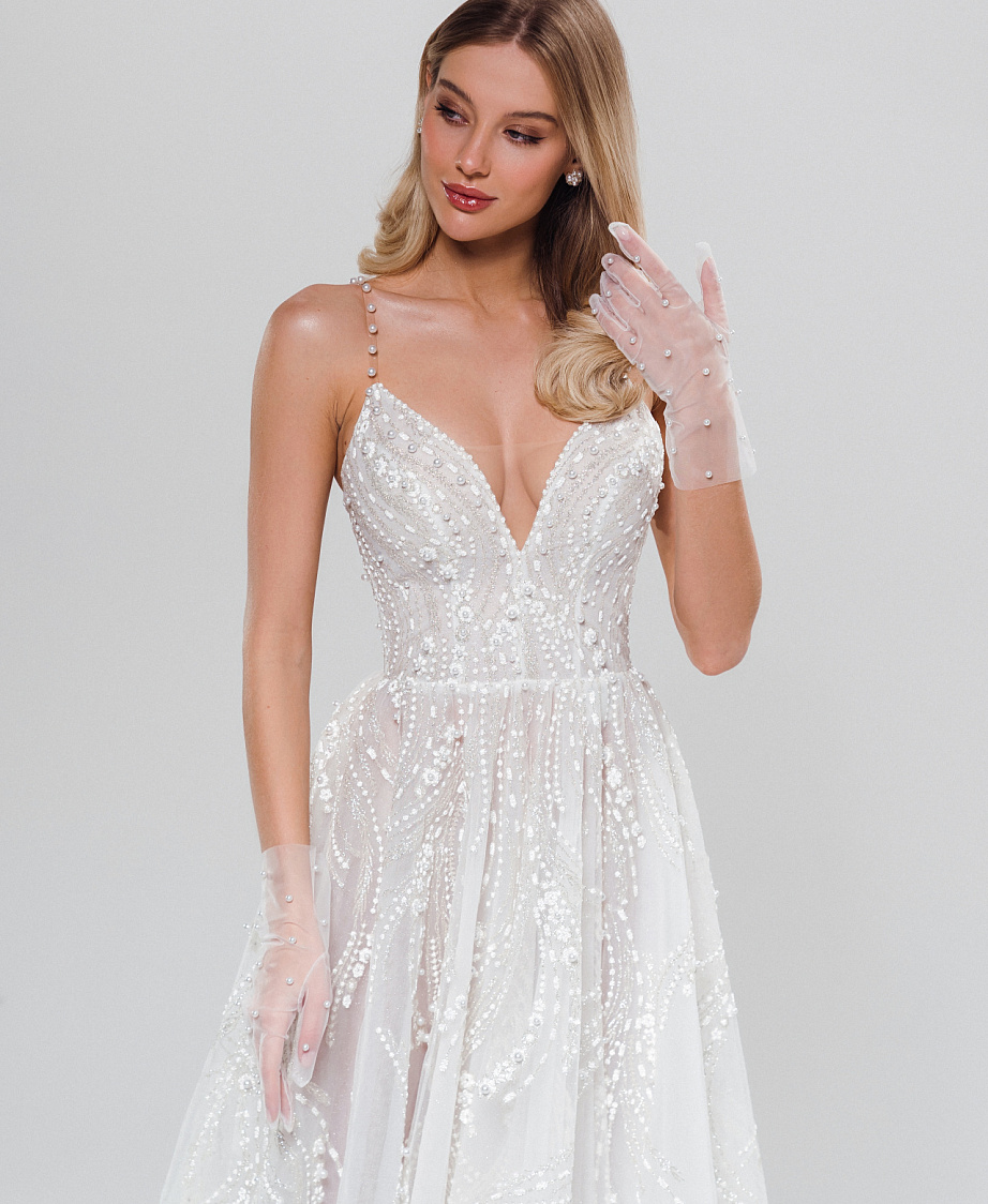 Сверкающее свадебное платье на тонких бретельках фото