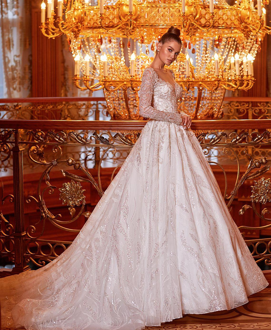 Пышное блестящее свадебное платье фото