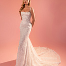 Роскошное кружевное свадебное платье на тонких бретелях фото