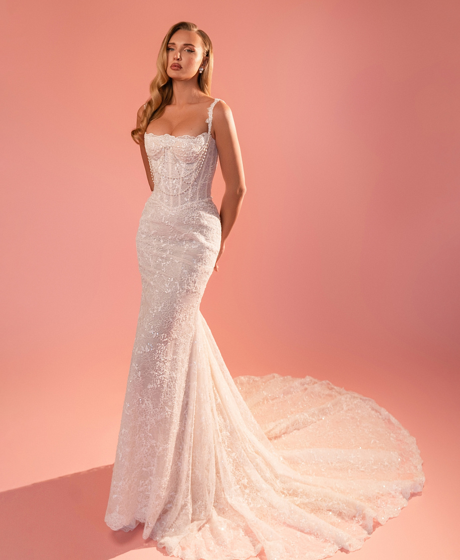 Роскошное кружевное свадебное платье на тонких бретелях фото