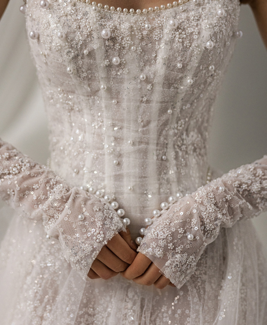 Роскошный расшитый свадебный комплект с корсетом фото