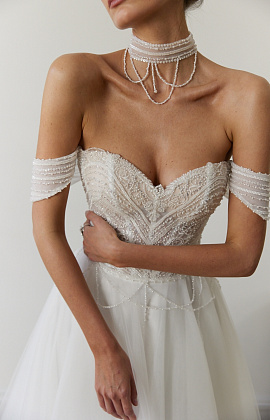 Нежное свадебное платье с чокером фото