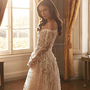 Роскошное свадебное платье с рукавами и открытыми плечами фото