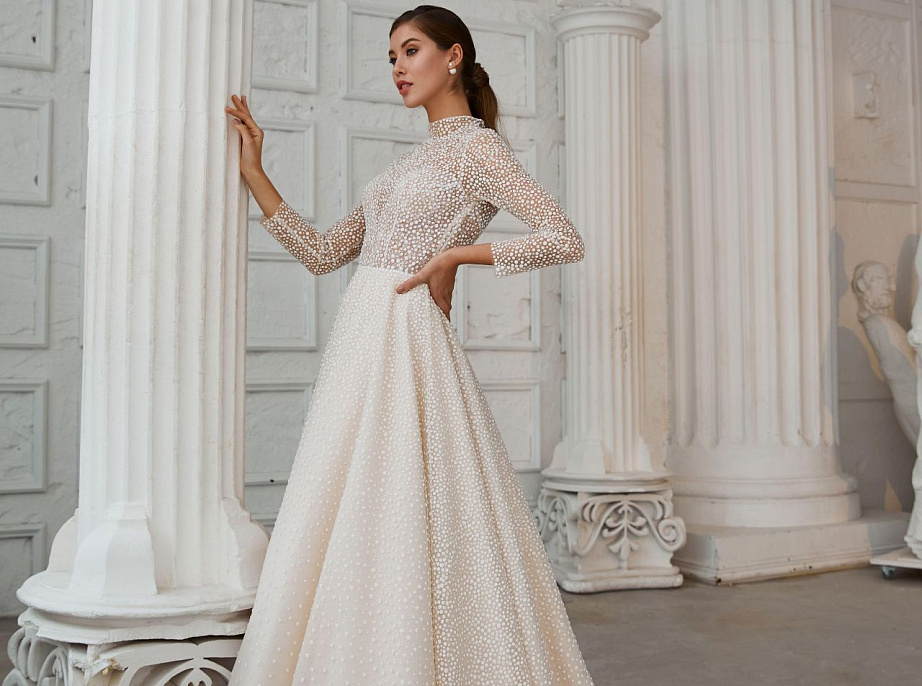 Закрытое блестящее свадебное платье с рукавами фото