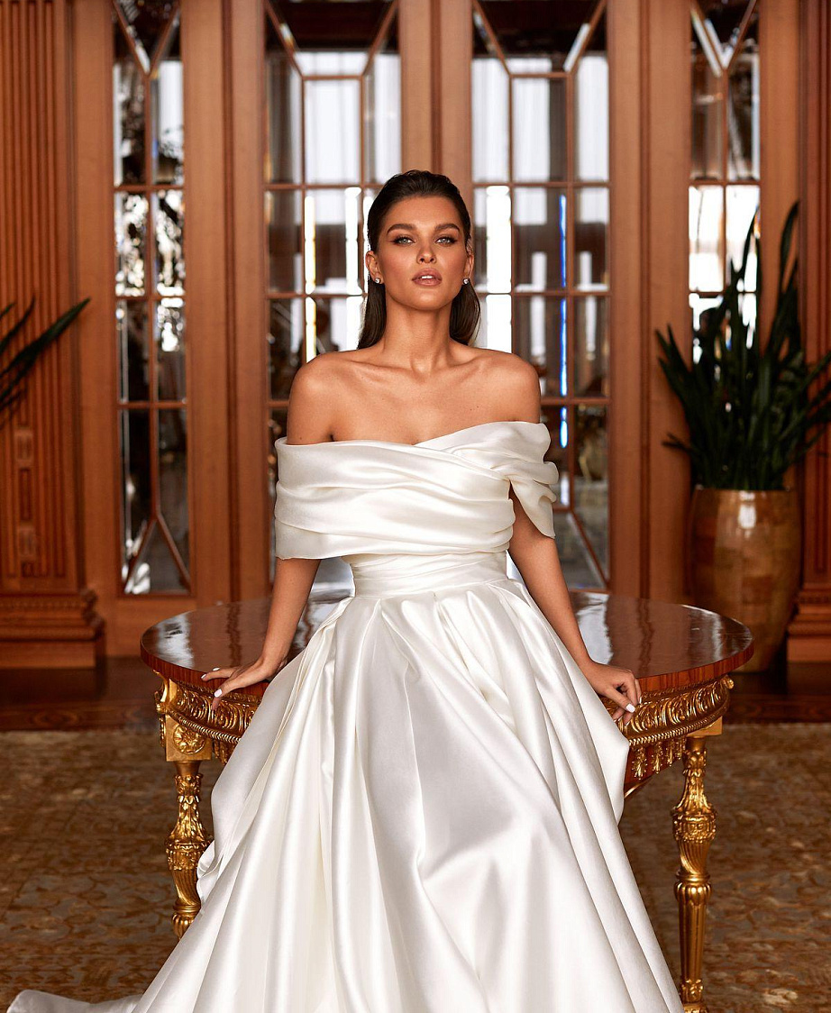 Пышное атласное свадебное платье с вырезом в форме сердца фото