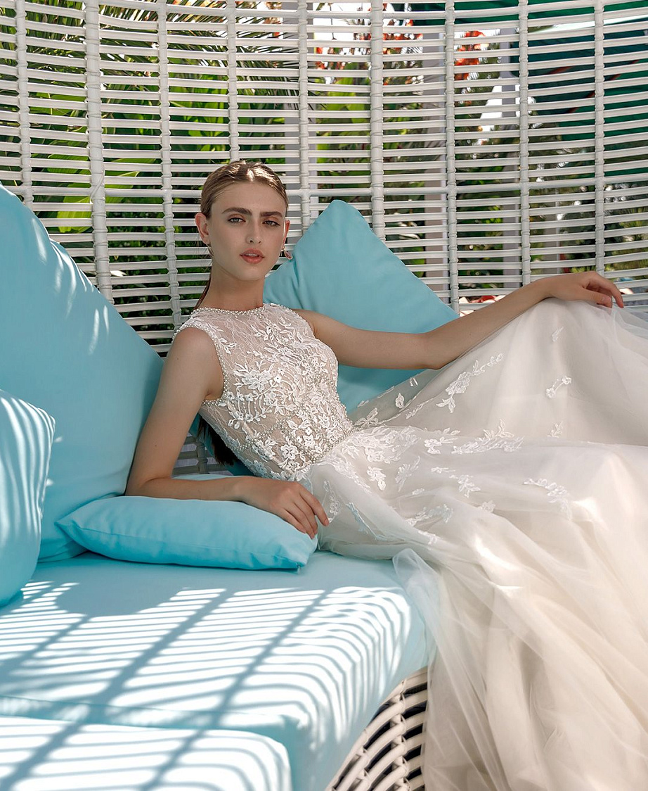 Свадебное платье с легкой юбкой фото