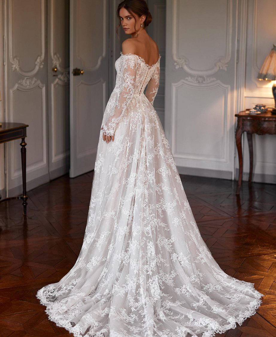 Кружевное свадебное платье с рукавами и шлейфом фото