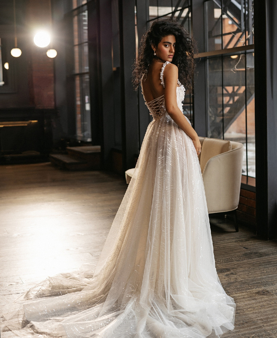 Свадебное платье с крупным жемчугом на корсете фото