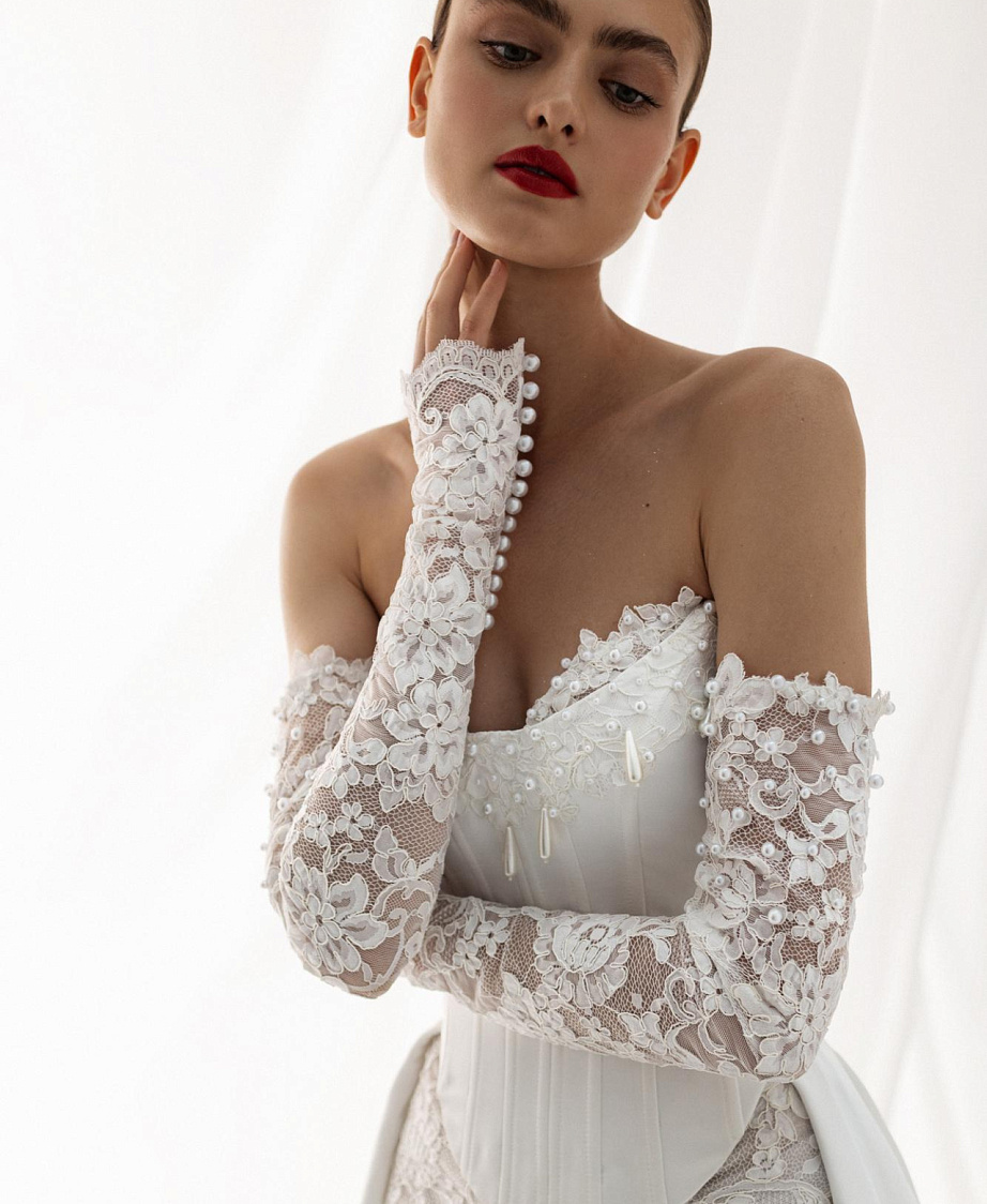 Стильный свадебный комплект с атласным корсетом и кружевной юбкой фото