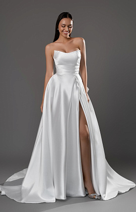 Лаконичное свадебное платье с разрезом и бантом фото