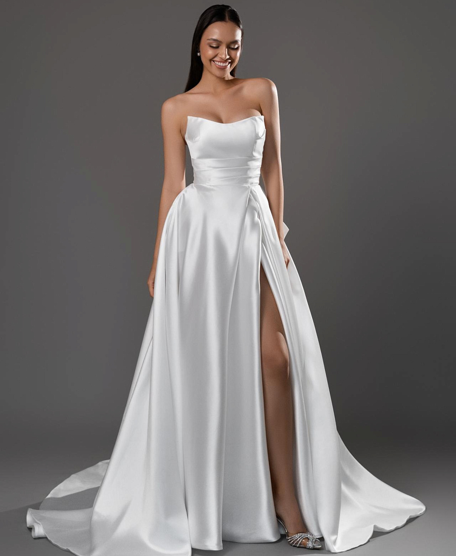 Лаконичное свадебное платье с разрезом и бантом фото