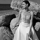 Сваденое платье рыбка с кружевным верхом на тонких бретелях фото