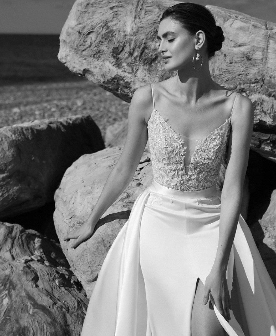 Сваденое платье рыбка с кружевным верхом на тонких бретелях фото