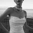 Атласное свадебное платье с кружевным декором фото