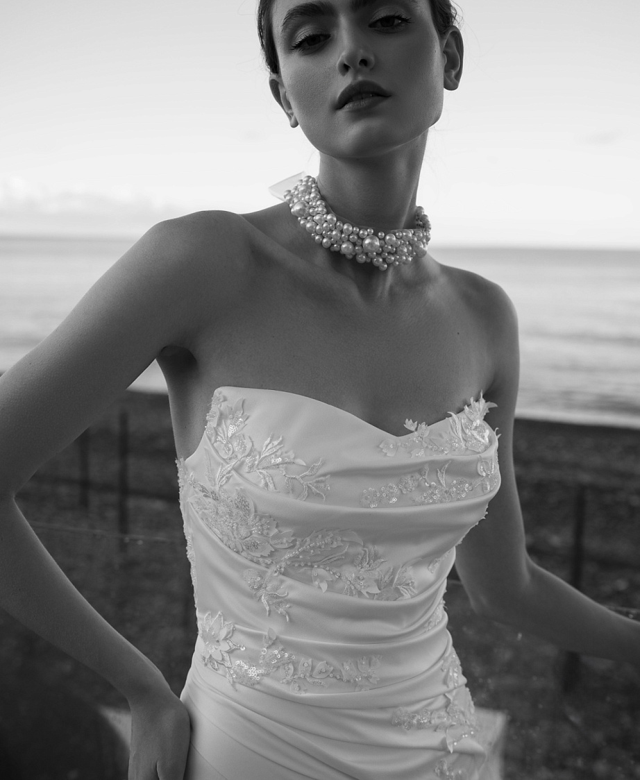 Атласное свадебное платье с кружевным декором фото