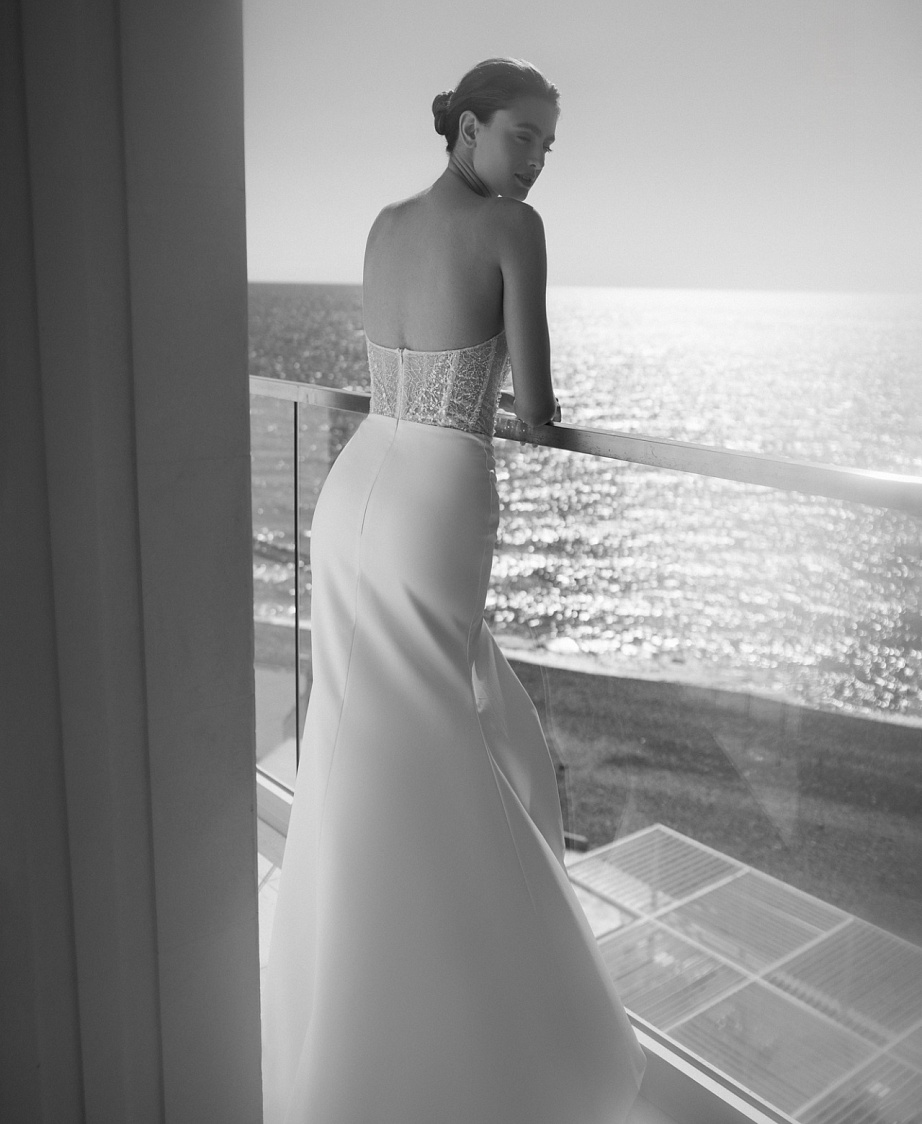 Свадебное платье с атласной юбкой и жемчужным корсетом фото