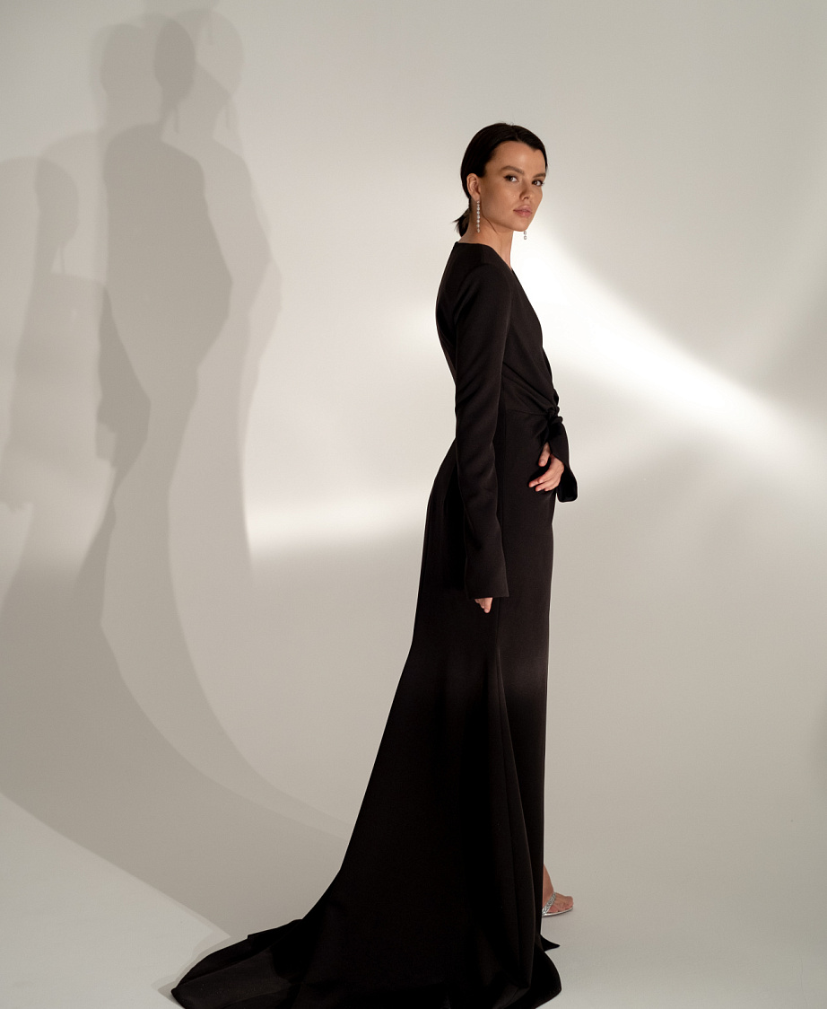 Чёрное вечернее платье с декольте фото